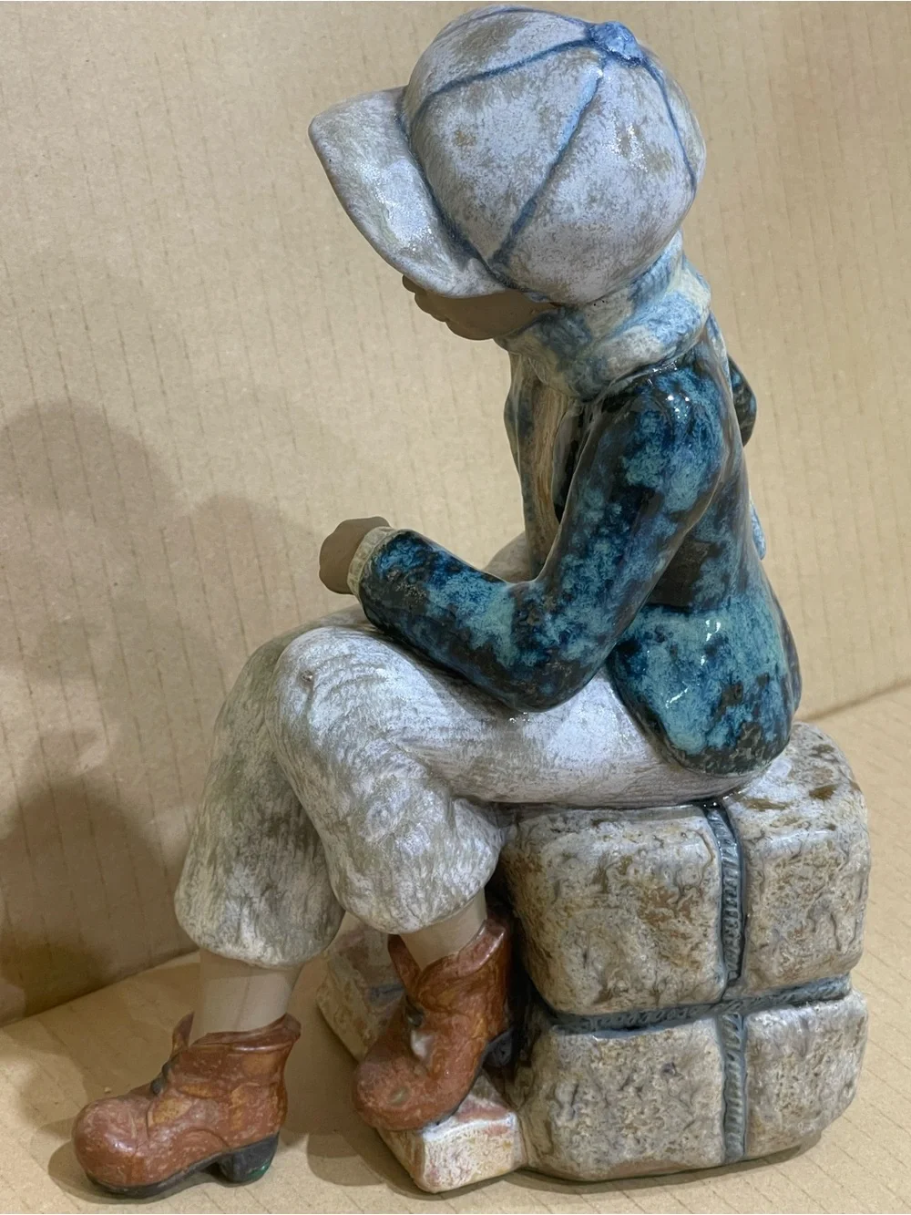 Kid Porcelian Sculpture “Sitting on Cargo” a Porcelana Artistica Levantina PAL